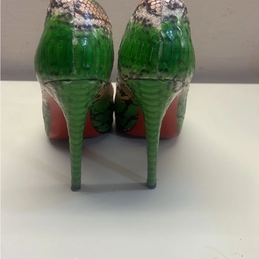 Green Snakeskin Peep-Toe Stiletto Pumps - Picture 6 of 6